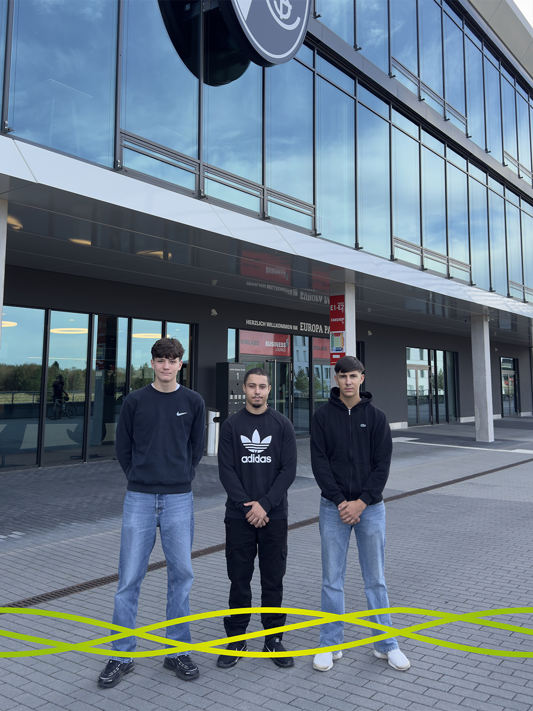 Die drei neuen Auszubildenden von Badenelektra vor dem Europa-Park Stadion in Freiburg beim Azubiausflug 2026.