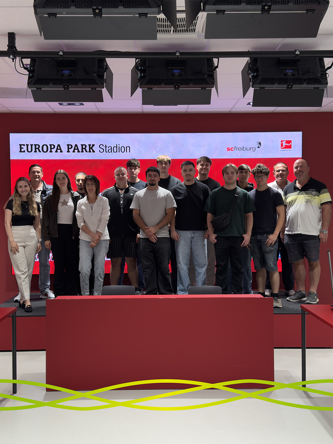 Auszubildende, Ausbilder und Begleitpersonen von Badenelektra im Presseraum des Europa-Park Stadions in Freiburg während der Stadionführung beim Azubiausflug 2026.