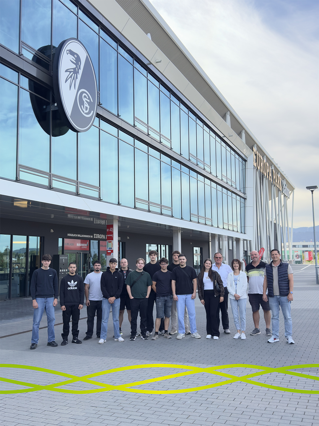 Auszubildende, Ausbilder und Mitglieder der Geschäftsleitung von Badenelektra vor dem Europa-Park Stadion in Freiburg beim Azubiausflug 2026.